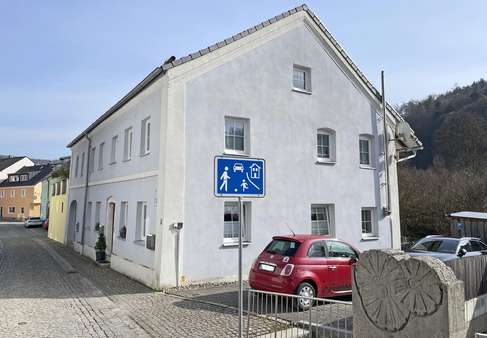 Ansicht und Stellplätze - Mehrfamilienhaus in 93339 Riedenburg mit 274m² kaufen