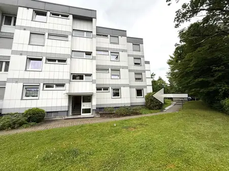 Grosse 4 Zimmer Wohnung mit Balkon und PKW Stellplatz! 