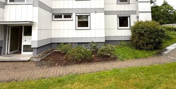 Grosse 4 Zimmer Wohnung mit Balkon und PKW Stellplatz! 