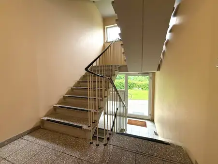 Grosse 4 Zimmer Wohnung mit Balkon und PKW Stellplatz! 