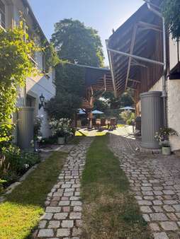 Einfahrt und Regenwassertonnen Einfahrt und Regenwassertonnen - Bauernhaus in 95194 Regnitzlosau mit 317m² kaufen