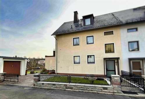 Vorderansicht - Mehrfamilienhaus in 95028 Hof mit 185m² kaufen