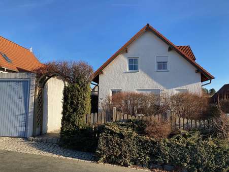 Fassade und Garage - Einfamilienhaus in 95028 Hof mit 110m² kaufen