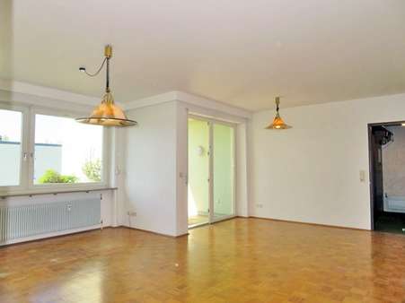 Wohnzimmer - Etagenwohnung in 92224 Amberg mit 97m² kaufen