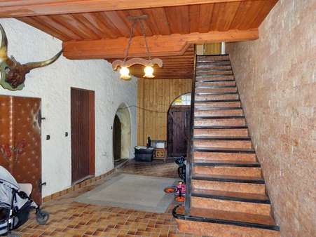 Treppe EG zu OG - Mehrfamilienhaus in 92237 Sulzbach-Rosenberg mit 222m² kaufen