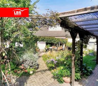 Vorderansicht mit Carport - Einfamilienhaus in 50997 Köln mit 166m² kaufen
