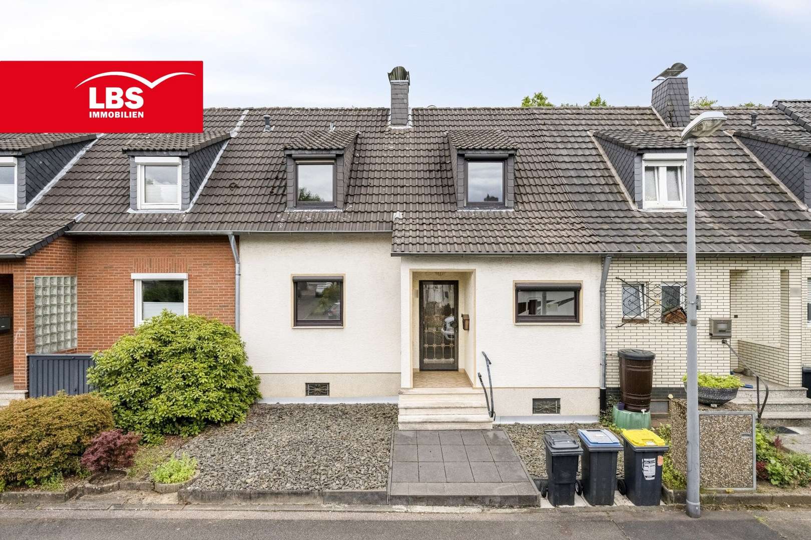 Hauseingang - Reihenmittelhaus in 51063 Köln mit 115m² kaufen
