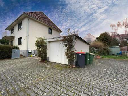 Hausansicht mit Hof und Garage - Zweifamilienhaus in 55127 Mainz mit 122m² kaufen