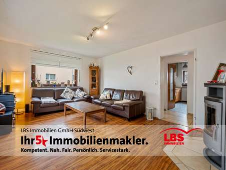 Wohnzimmer mit Kamin EG - Zweifamilienhaus in 65830 Kriftel mit 130m² kaufen