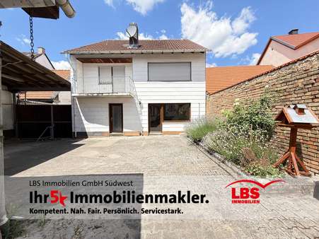 Hausansicht mit Hof Hausansicht mit Hof - Einfamilienhaus in 55234 Wendelsheim mit 149m² kaufen