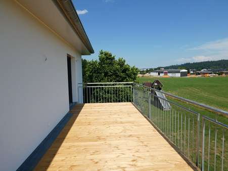 Weitläufiger Sonnenbalkon Weitläufiger Sonnenbalkon - Zweifamilienhaus in 88630 Pfullendorf mit 245m² kaufen