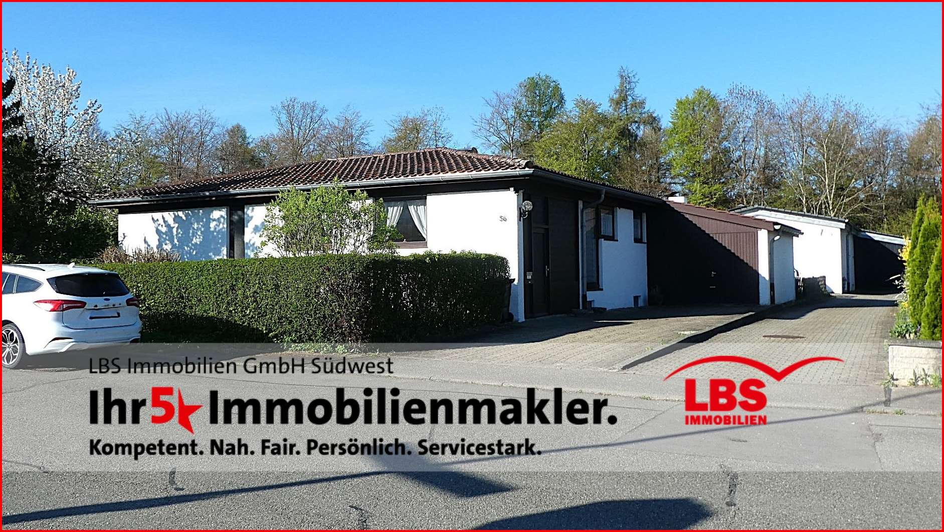 Gesamtansicht mit Garage - Einfamilienhaus in 88630 Pfullendorf mit 160m² kaufen