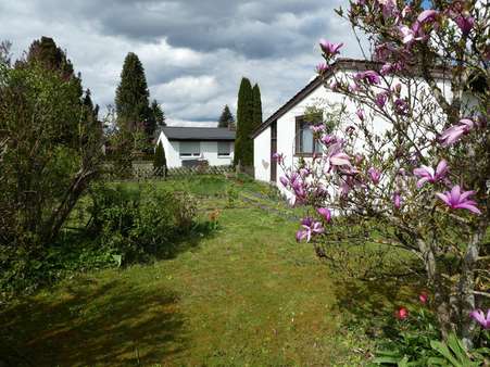 West-Ansicht mit Kräutergarten - Einfamilienhaus in 88630 Pfullendorf mit 160m² kaufen