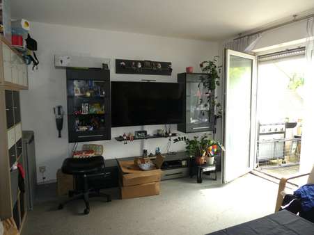 Wohnzimmer mit Balkon - Etagenwohnung in 88630 Pfullendorf mit 52m² als Kapitalanlage kaufen