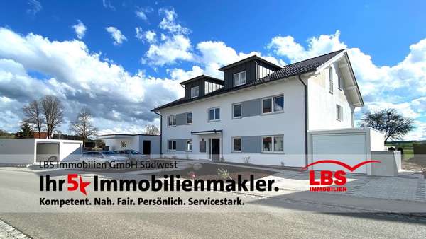 Gesamtansicht mit Garagen - Etagenwohnung in 88630 Pfullendorf mit 90m² kaufen