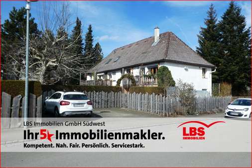 Außenansicht mit Stellplätzen Außenansicht mit Stellplätzen - Mehrfamilienhaus in 88630 Pfullendorf mit 214m² als Kapitalanlage kaufen