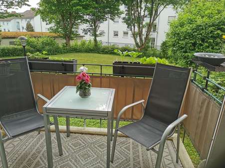Überdachter Balkon mit Blick in den Garten - Erdgeschosswohnung in 88630 Pfullendorf mit 82m² als Kapitalanlage kaufen