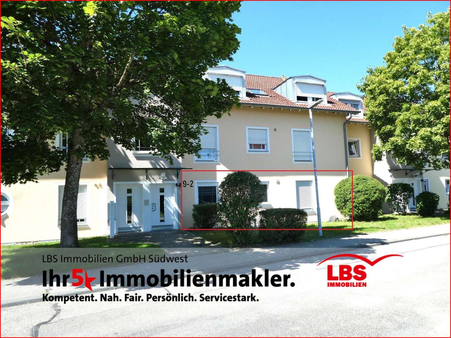 Gesamtansicht mit Hauseingang - Erdgeschosswohnung in 88630 Pfullendorf mit 82m² als Kapitalanlage kaufen