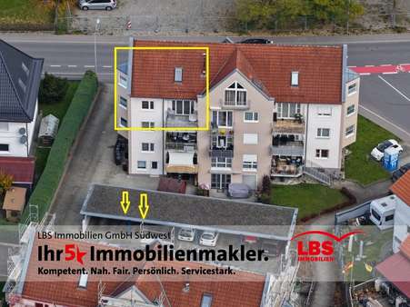 Gesamtansicht mit Carports Gesamtansicht mit Carports - Maisonette-Wohnung in 88630 Pfullendorf mit 97m² kaufen