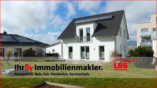 Gartenansicht mit Terrasse Gartenansicht mit Terrasse - Einfamilienhaus in 88630 Pfullendorf mit 130m² kaufen