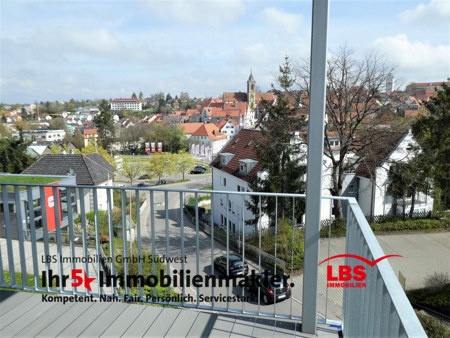 Umwerfender Blick vom Balkon - Dachgeschosswohnung in 88630 Pfullendorf mit 105m² mieten