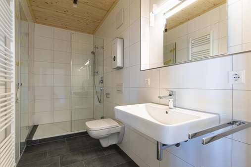 Bad mit Dusche und WC - Dachgeschosswohnung in 88630 Pfullendorf mit 105m² mieten