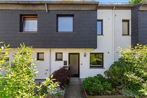 Blick auf den Hauseingang - Reihenmittelhaus in 28757 Bremen mit 105m² kaufen