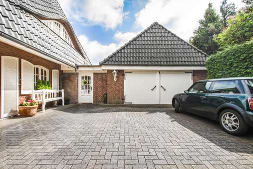Garage und Stellplätze - Einfamilienhaus in 28355 Bremen mit 330m² kaufen