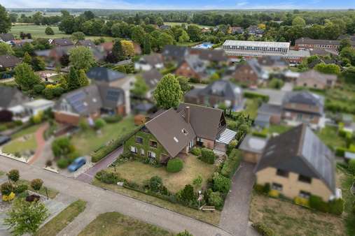 Drohnenaufnahme Drohnenaufnahme - Zweifamilienhaus in 28790 Schwanewede mit 308m² kaufen