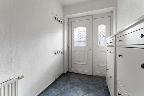Eingangsbereich im Erdgeschoss - Einfamilienhaus in 27711 Osterholz-Scharmbeck mit 142m² kaufen