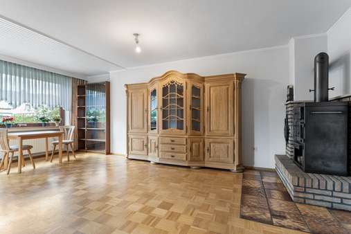 Wohnzimmer im Erdgeschoss - Reihenendhaus in 28237 Bremen mit 139m² kaufen