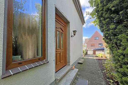 Eingangstür - Einfamilienhaus in 28779 Bremen mit 132m² günstig kaufen