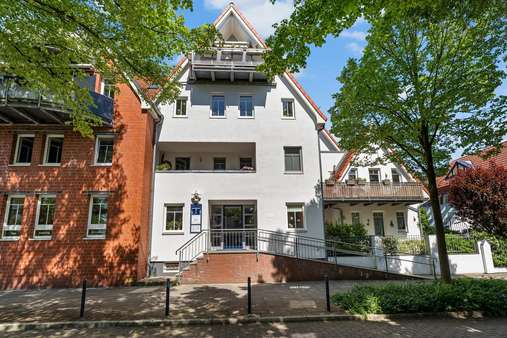 Blick auf den Hauseingang - Etagenwohnung in 28757 Bremen mit 88m² kaufen