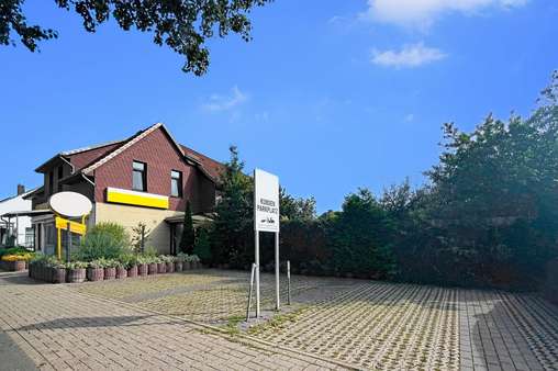 Seitenansicht/Parkplatz - Mehrfamilienhaus in 28759 Bremen mit 141m² kaufen