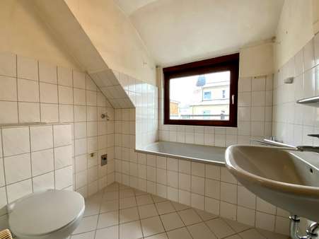 Badezimmer im Dachgeschoss - Reihenmittelhaus in 28199 Bremen mit 120m² kaufen