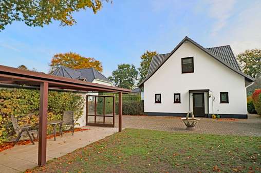 Überdachte Terrasse - Einfamilienhaus in 28355 Bremen mit 190m² günstig kaufen