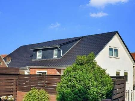 Hausansicht - Zweifamilienhaus in 31311 Uetze mit 195m² günstig kaufen