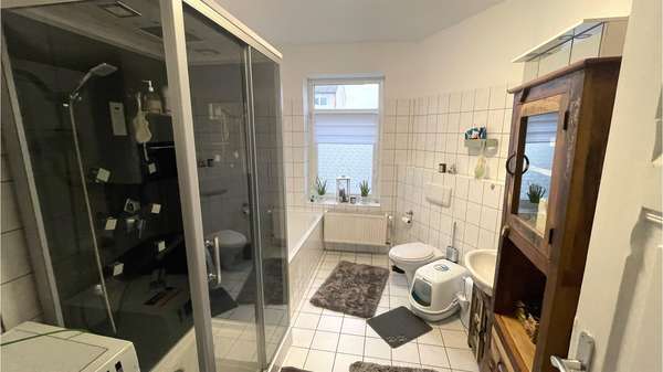 Bad mit Fenster - Etagenwohnung in 31137 Hildesheim mit 64m² als Kapitalanlage günstig kaufen