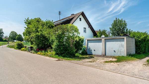 Hausansicht mit 2 Garagen - Einfamilienhaus in 78126 Königsfeld mit 127m² kaufen