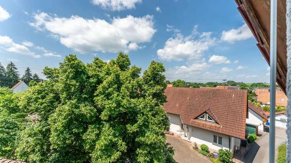Aussicht Aussicht - Dachgeschosswohnung in 78609 Tuningen mit 86m² kaufen