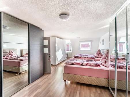 Schlafzimmer DG - Wohn- / Geschäftshaus in 78054 Villingen-Schwenningen mit 350m² als Kapitalanlage kaufen