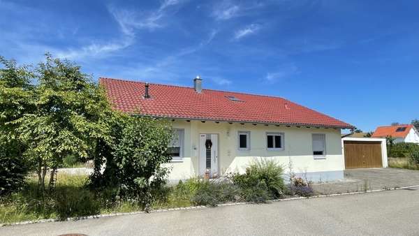 Ansicht mit Doppelgarage - Einfamilienhaus in 88605 Sauldorf mit 117m² kaufen