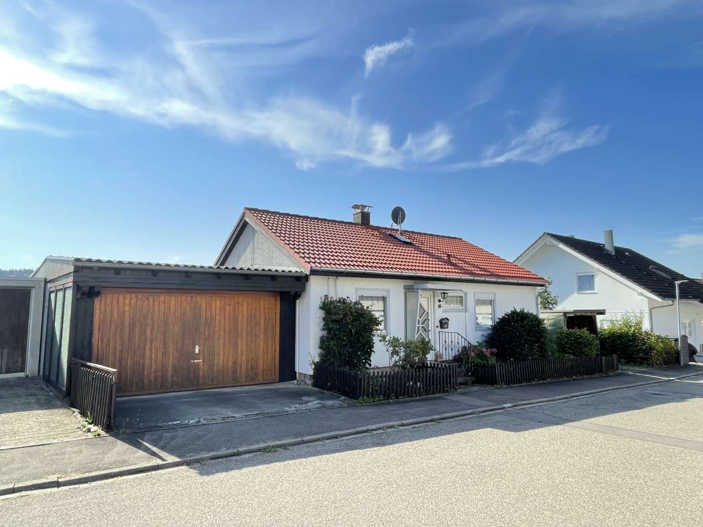 Ansicht mit Doppelgarage  - Einfamilienhaus in 88605 Meßkirch mit 121m² kaufen