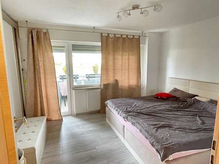 Großes Schlafzimmer mit Balkon - Etagenwohnung in 72510 Stetten mit 66m² kaufen