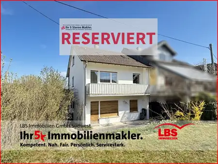 Gepflegte Doppelhaushälfte mit Einbauküche, Garage und sonnigem Garten