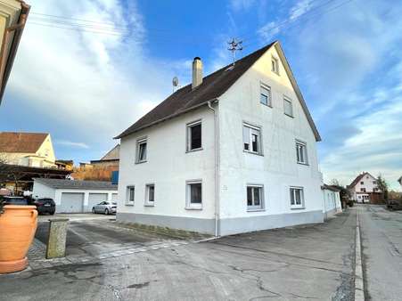 Wohnhaus und Garagen - Mehrfamilienhaus in 72516 Scheer mit 288m² kaufen