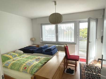 Schlafzimmer mit Balkon - Etagenwohnung in 72510 Stetten mit 68m² kaufen
