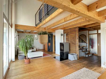 Wohnbereich mit Ofen + Galerie - Zweifamilienhaus in 72477 Schwenningen mit 294m² kaufen