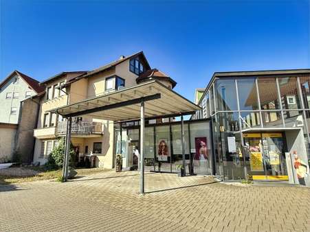 Wohnhaus mit Balkon+Carport - Mehrfamilienhaus in 88605 Meßkirch mit 413m² kaufen