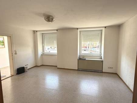 Wohnzimmer im EG- Wohnung - Zweifamilienhaus in 72510 Stetten mit 222m² kaufen